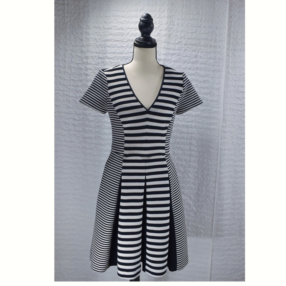 Banana Republic Striped Fit & Flare V-Neck Dress Black White 932550-00 Size 4